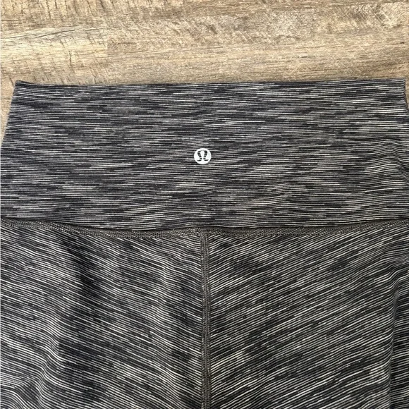 Lulu Lemon Size 6 - gently worn just a couple of times - Picture 4 of 4